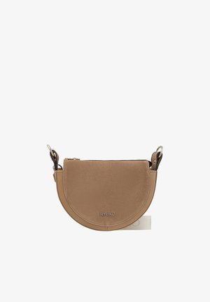 Okrągła torba na ramię z zamszu w kolorze koniakowym, z zamkiem błyskawicznym, srebrnymi elementami i czarnym paskiem. Na przodzie znajduje się wytłoczone logo marki.