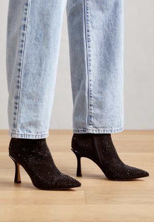 Højhælede støvletter - black