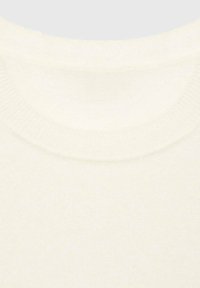 Un pull en tricot de couleur crème avec un col rond et des bords côtelés, mettant en valeur un tissu doux et texturé.