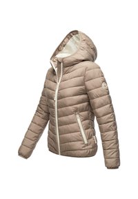 Beige pufferjack met een afneembare capuchon, geborduurd ontwerp, twee voorzakken met rits en een logo-opdruk op de linkermouw. Zachte textuur.