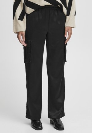 Pantalons cargo en satin noir avec une taille élastique et des poches latérales, arborant une texture lisse et une coupe droite.