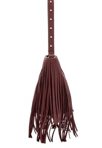 Torebka z frędzlami z ciemnego zamszu w kolorze burgundowym. Posiada nity na pasku oraz długie, warstwowe frędzle na dole, które dodają faktury i ruchu.