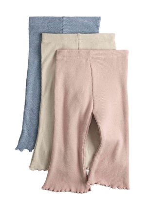 Tre par ribstrikkede leggings i pink, beige og blå, stablet med bølgede kanter ved taljen og anklerne.