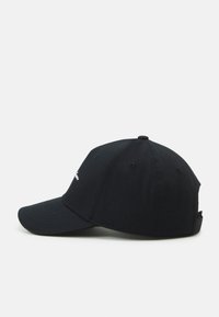 Svart baseball caps med buet skjerm, justerbar stropp og brodert logo på frontpanelet. Laget av slitesterkt stoff.