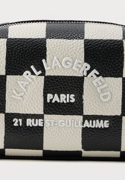 Черен и бял кариран текстуриран калъф с бял бродиран текст: "KARL LAGERFELD PARIS 21 RUE ST-GUILLAUME."