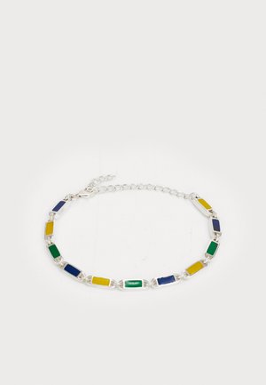 Bracelet en chaîne en argent avec des maillons en émail rectangulaires bleu, jaune et vert, et un fermoir ajustable sur fond blanc.