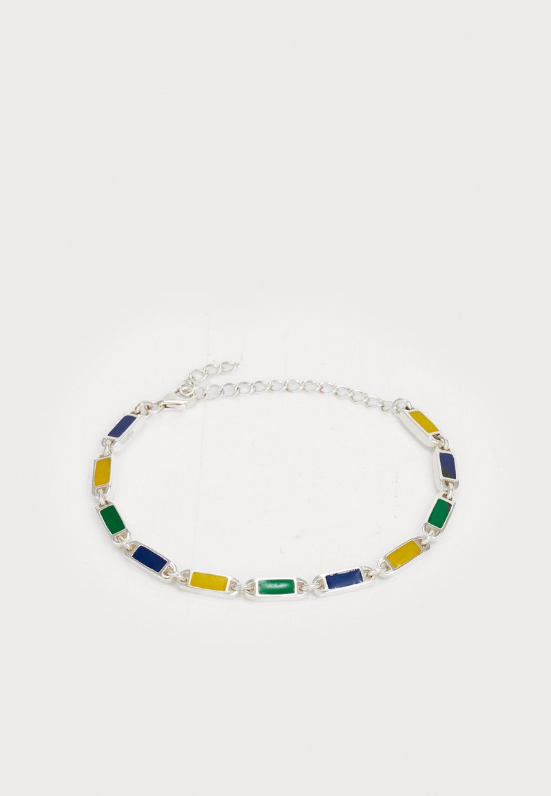 Sudraba ķēdītes aproce ar taisnstūrveida zilām, dzeltenām un zaļām emaljas saitēm un regulējamu aizdari uz baltā fona.