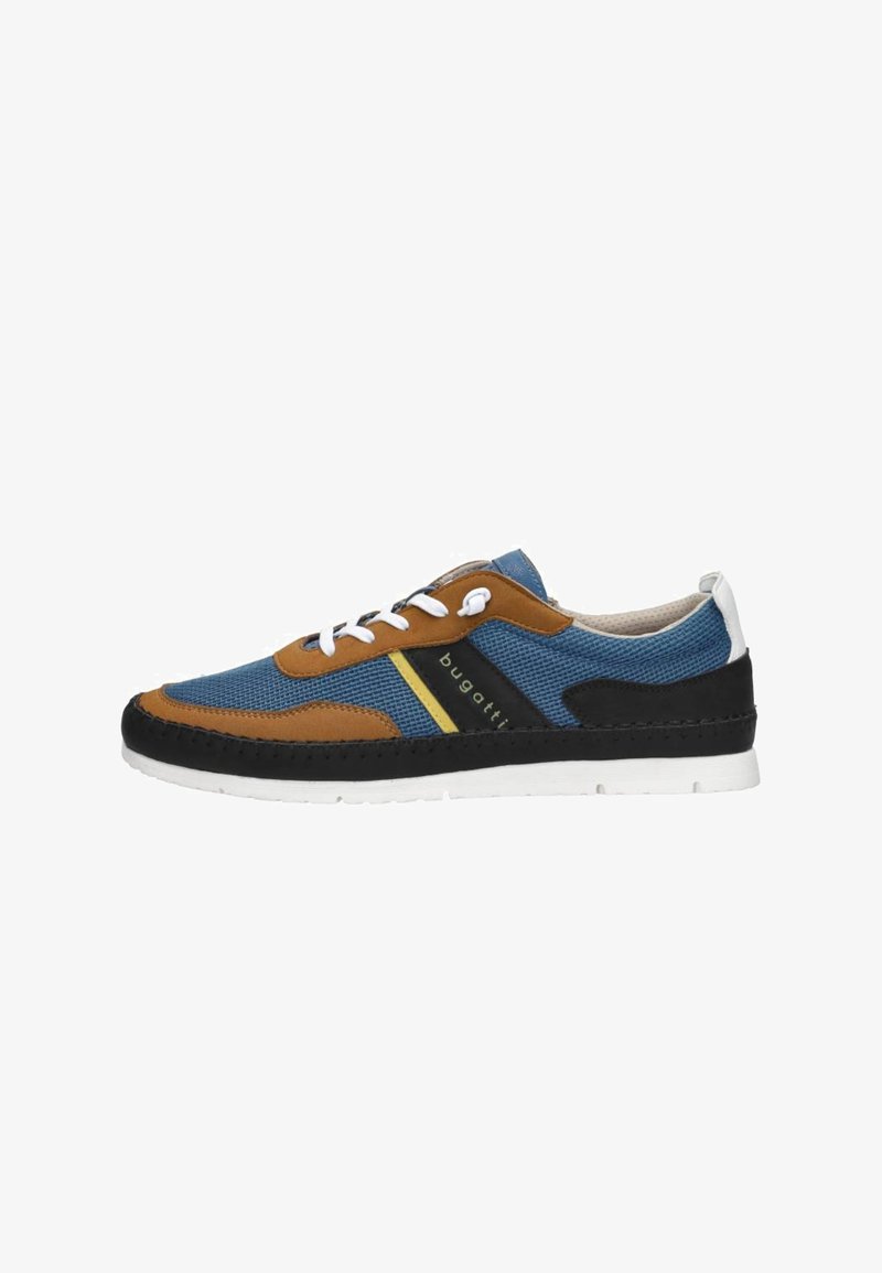 Sportschoen met een blauwe mesh bovenkant, bruine leren accenten en een gele streep. Zwarte rubberen zool met witte loopvlak. Veters in het wit.