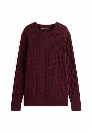Suéter burdeos de punto trenzado con mangas largas, cuello y dobladillo acanalados, presenta un pequeño logotipo en colores rojo, blanco y azul en el pecho.