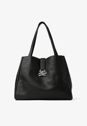 Schwarze Ledertragetasche mit glatter Textur, ausgestattet mit einem silbernen Logoakzent und einem strukturierten Design. Zwei lange Tragegriffe.