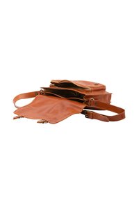 Borsa a tracolla in pelle marrone con patta aperta, scomparti multipli visibili e tracolla regolabile con fibbia.