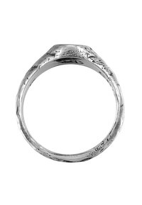 Silverring med en texturerad, oregelbunden yta och en slät innersida; har en polerad yta med varierande ljusreflektioner.