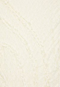 Gros plan sur un tissu en dentelle blanche avec un motif floral et des lignes diagonales tressées texturées.
