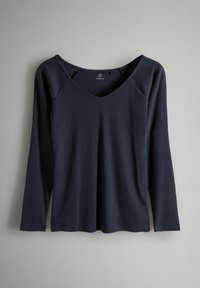 Marineblaues Langarmshirt mit V-Ausschnitt, gerippter Textur und Raglanärmeln. Besitzt ein Etikett, das am Halsausschnitt platziert ist.