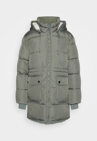 Abrigo acolchado verde oliva con capucha, cierre de cremallera, dos bolsillos delanteros y puños acanalados. Cuenta con un forro interior suave para mantener el calor.