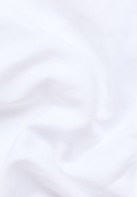 Tessuto bianco dalla superficie liscia, con sottili pieghe e grinze, che suggerisce un materiale leggero, ideale per varie applicazioni tessili.