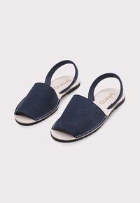 Navy blaue Wildleder Slingback-Sandalen mit offener Zehe, gesticktem Detail und beiger Sohle. Flaches Design, geeignet für legere Anlässe.