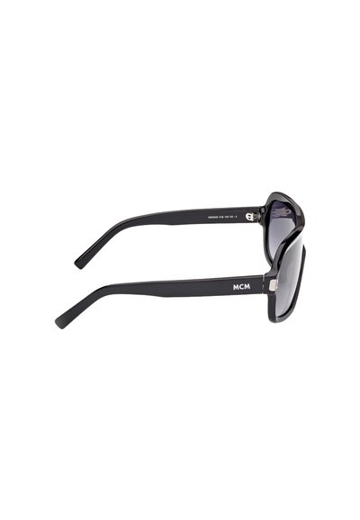 Czarne prostokątne okulary przeciwsłoneczne z gradientowymi, ciemnymi soczewkami oraz logo "MCM" na ramieniu, pokazane z boku na białym tle.