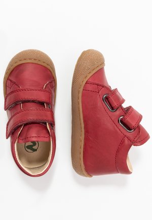 Rode leren schoenen met dubbele klittenbandsluitingen, afgeronde neus en rubberen zolen met textuur. Gladde afwerking met bruine accenten op de zolen.