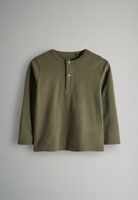 Olivegrünes Langarmshirt aus weichem Material mit rundem Ausschnitt, Knopfleiste mit drei Knöpfen und lässiger Passform.