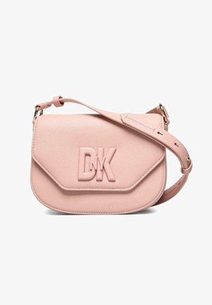 Rosa Kunstleder Umhängetasche mit erhobenem "DK"-Logo, Klappenverschluss und verstellbarem Trageriemen mit gestanzten Löchern.