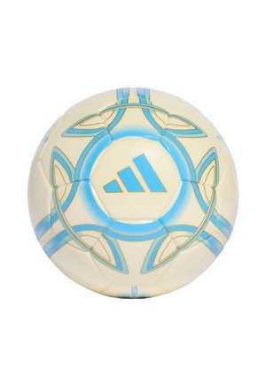 Balón de fútbol Adidas blanco y azul con un patrón geométrico y el logo de Adidas en el centro sobre un fondo blanco liso.