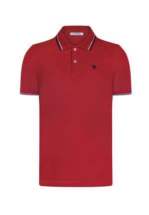 Camisa polo roja de algodón, con un cierre de dos botones, ribete a rayas en contraste en azul marino y blanco en el cuello y las mangas, con un logo.