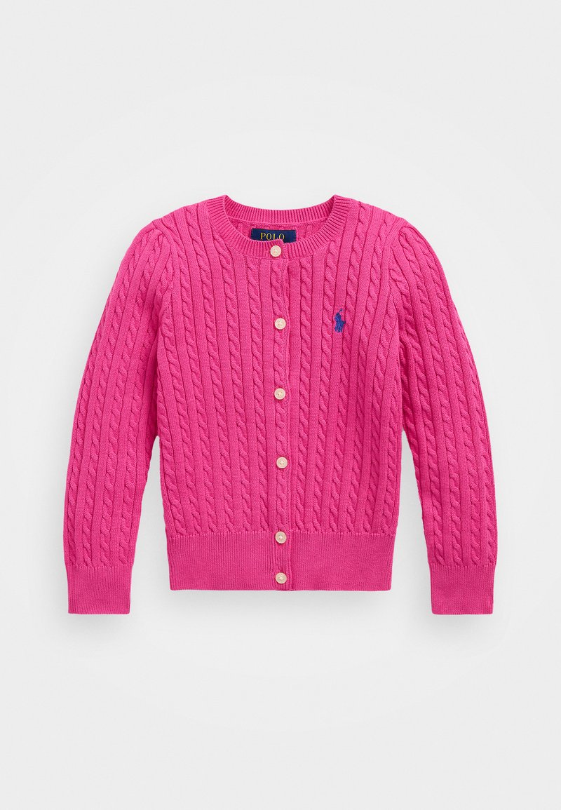 Rosa strikket cardigan med flettemønster, rund hals, lange ermer og knappeåpning. Har en liten blå logo på brystet.