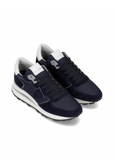Baskets navy en mélange de matériaux en daim et en mesh, bout rond, design à lacets, accents blancs et semelle en caoutchouc texturée.