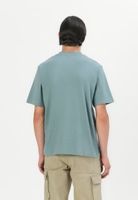 Jack & Jones PREMIUM JPRBLACHAD BRANDING CREW NECK TEE - Marškinėliai su spaudiniu - goblin blue