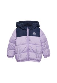 Giacca a vento viola con parte superiore blu navy, chiusura con zip, cappuccio e due tasche frontali. Tessuto testurizzato con pannelli cuciti.