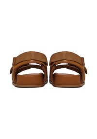 Bruine sandalen met open tenen, dikke zolen en verstelbare brede stoffen riemen over de wreef en rond de enkel, van voren getoond.