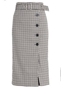 Falda midi de patrón de pata de gallo en blanco y negro, con cintura ceñida con cinturón, seis botones en el frente y un detalle de abertura a la altura de la rodilla.
