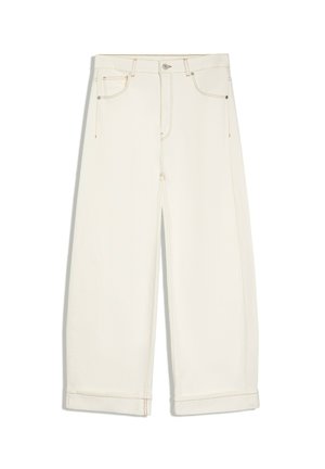 Off-white vidde ben jeans med frontlommer, bæltestropper, knaplukning og synlige syninger på hvid baggrund.