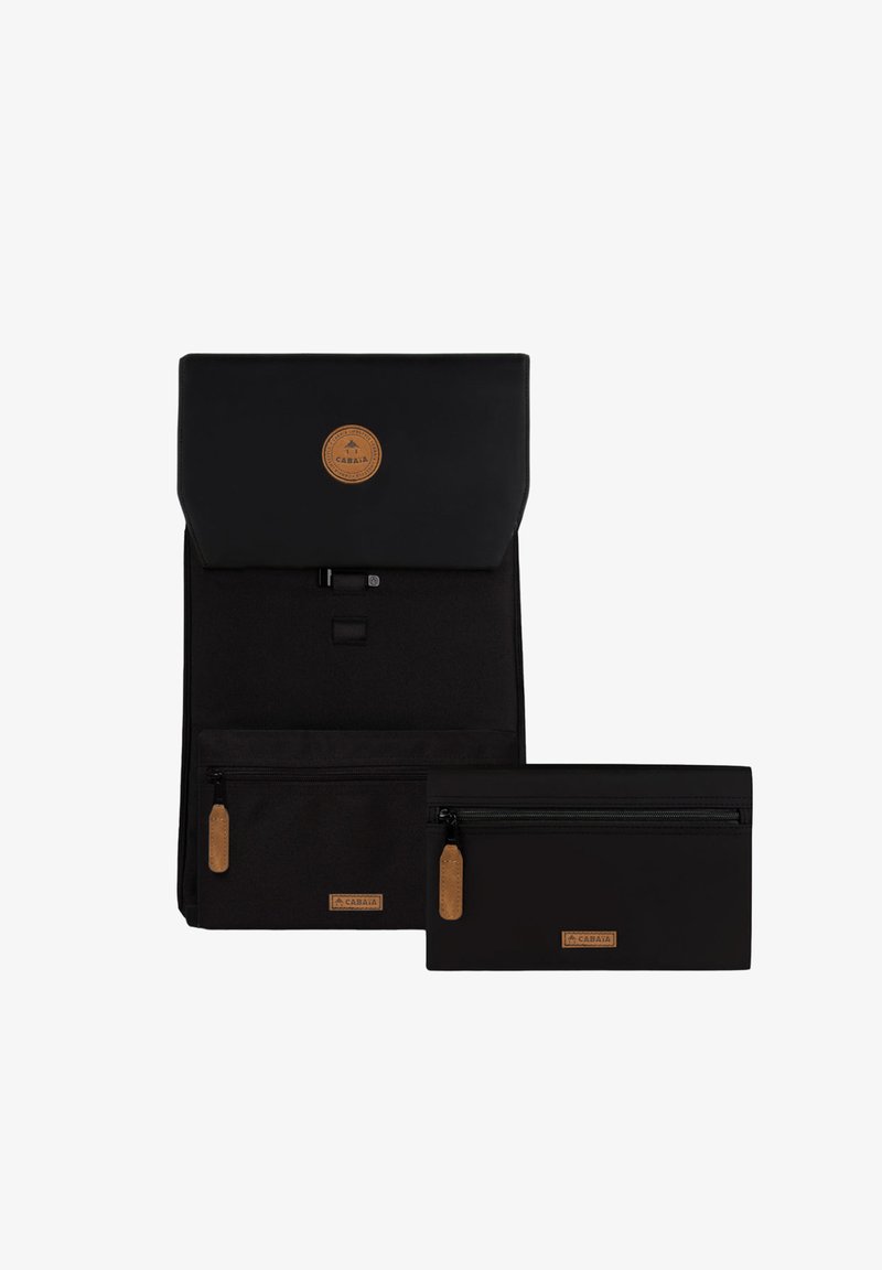 Schwarzer Rucksack mit Klappenoberteil und Leder-Logo. Enthält eine passende schwarze, mit Reißverschluss verschlossene Tasche. Hergestellt aus strapazierfähigem Stoff mit glatter Textur.