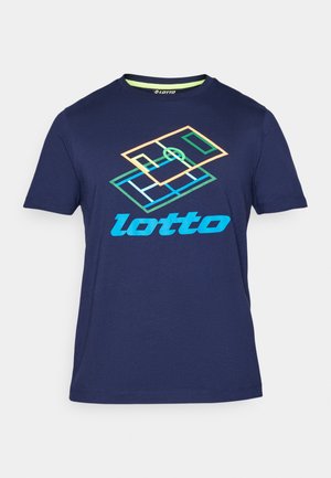 T-shirt a maniche corte di colore blu navy realizzato in cotone, con un logo "Lotto" multicolore e un design geometrico sul davanti.