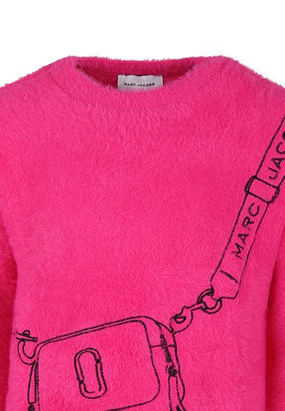 Lodden, lys rosa genser med ribbet hals. Har svart linjetegning av en veske og stropp med "MARC JACOBS"-tekst på stroppen.