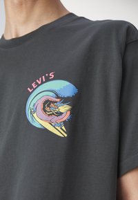 Levi's® VINTAGE FIT GRAPHIC - T-shirts med print - pirate black