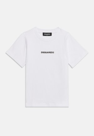 Jednoduché biele tričko s krátkym rukávom s nápisom „DSQUARED2“ tučnými čiernymi písmenami cez hruď, odfotené na bielom pozadí.