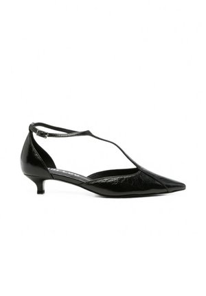 Scarpa nera in pelle con punta a punta, tacco kitten, sottile cinturino alla caviglia e cinturino frontale a forma di T su sfondo bianco.