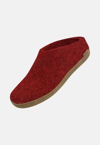 Scarpa scivolosa in feltro rosso con punta tondeggiante, taglio basso, suola in gomma marrone e dettagli di cucitura minimi lungo il bordo.