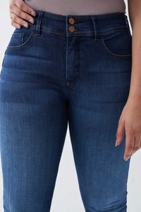 Vaqueros de talle alto en azul oscuro con dos cierres de botón en la parte frontal, bolsillos clásicos y un material de denim suave y texturizado.