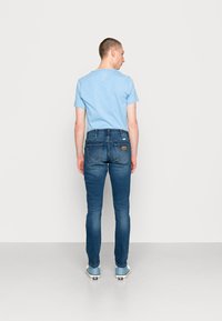 Wrangler LARSTON - Calças de ganga justas - visual blue