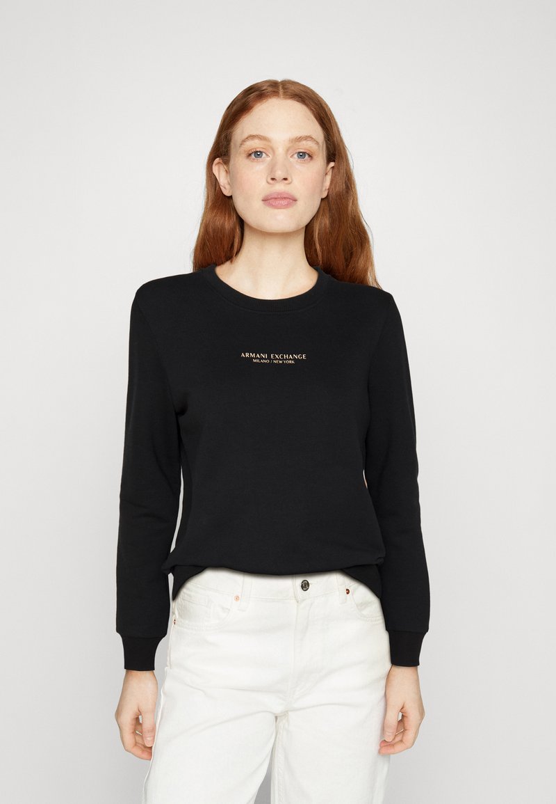 Sweatshirt noir à manches longues et col rond. Présente "ARMANI EXCHANGE MILANO NEW YORK" brodé en doré sur le devant.