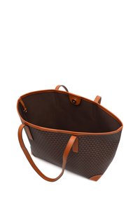 Brązowa torba tote w wzory z pomarańczowymi skórzanymi akcentami i uchwytami. Posiada otwartą górę z magnetycznym zapięciem i przestronnym wnętrzem.