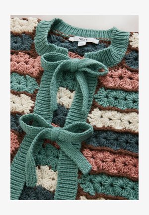 Wielokolorowy sweter na szydełku z paskami w odcieniach zieleni, różu, kremu i brązu. Posiada dziergany kołnierz oraz zapięcie na materiałową kokardkę.