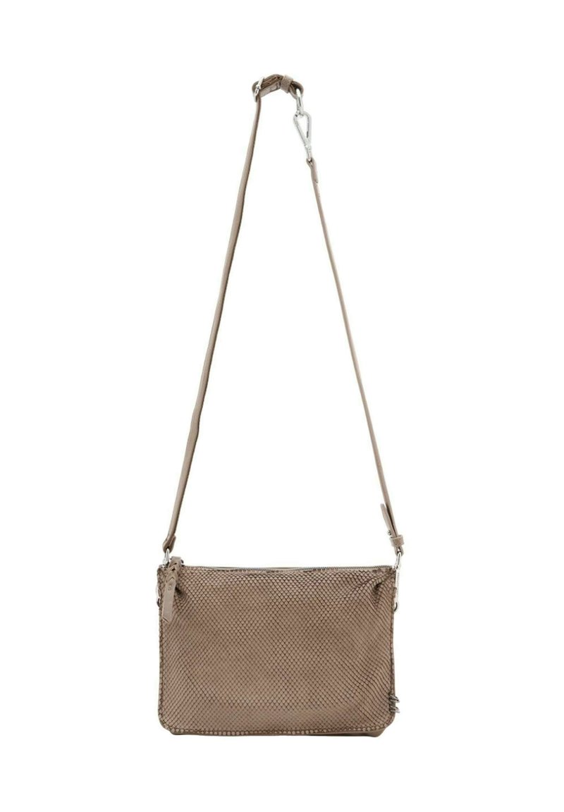 Sac bandoulière texturé beige avec bandoulière ajustable, fermeture éclair et design en maille. Présente des accessoires en métal argenté et une forme rectangulaire plate.