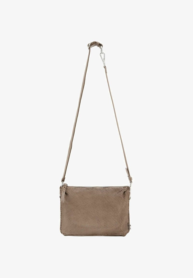 Sac bandoulière texturé beige avec bandoulière ajustable, fermeture éclair et design en maille. Présente des accessoires en métal argenté et une forme rectangulaire plate.