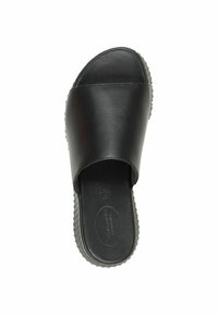 Zwarte slip-on sandaal gemaakt van glad synthetisch materiaal met een brede kruissluiting, vlakke zool en getextureerde randen voor grip.