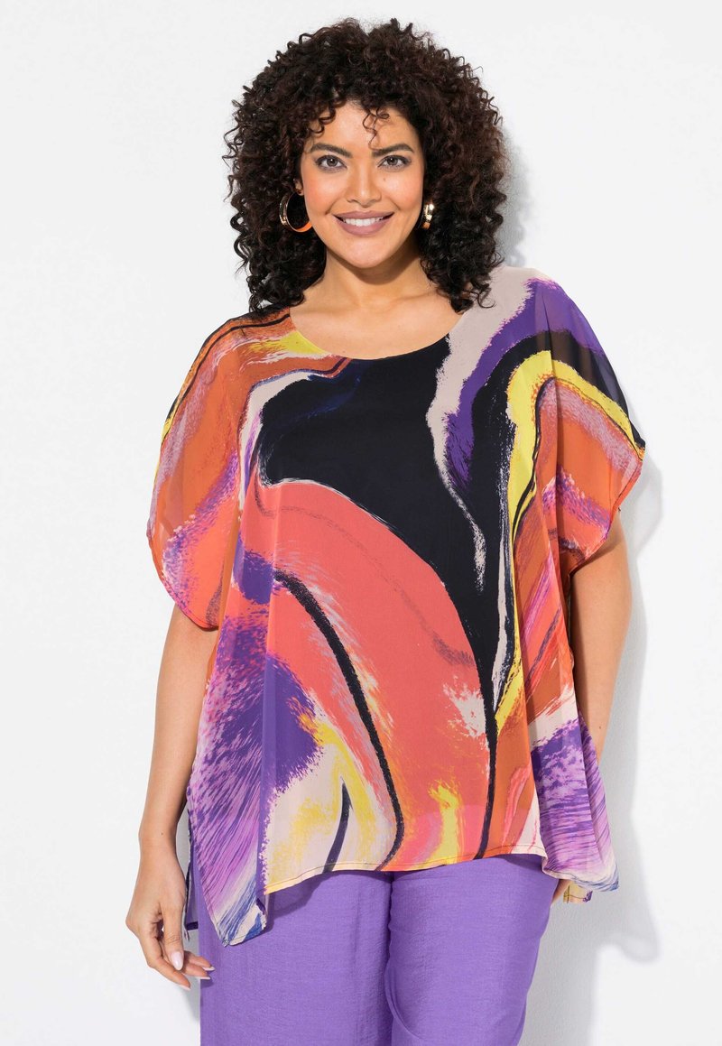 Blusa fluida con motivo astratto caratterizzata da colori vivaci come arancione, viola e nero; realizzata in materiale leggero con maniche ampie.